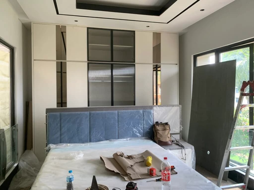Finishing interior proyek konstruksi rumah di Bali
